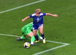 “まさかのゴール”に騒然！なでしこFW、敵GKからボール強奪→無慈悲な全力シュート「田中美南＝前田大然」「ナイスプレスだ」