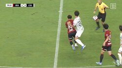 想像を絶する激痛！超至近距離から審判の股間にボールが直撃「悶絶してもおかしくない」「よく耐えれるな」緊急事態にも冷静だったレフェリーの神対応が話題