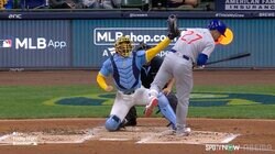 「Oh！」観客悲鳴…鈴木誠也、あわや頭部死球に目を見開き“驚” 仰け反る誠也、どよめく敵地「よく避けたな」