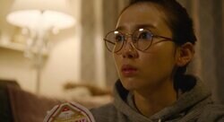 メガネにお団子でカップラーメンをすする…飯豊まりえのおうちスタイルが可愛すぎると話題に 「僕だけが17歳の世界で」