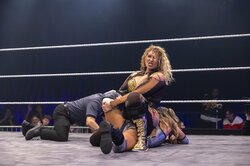 「すごい角度」恵体女子レスラーの“180度開脚ギロチン”に悶絶…“アンチを黙らせる”ヒール女子の圧巻技に会場騒然