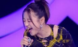 歌い出しから衝撃を受ける低音ボイス！チベット出身の練習生、超高音パートも楽々クリア、わずか1時間でアギレラ楽曲を完璧に習得！圧倒的な歌唱力で会場がスタンディングオベーション