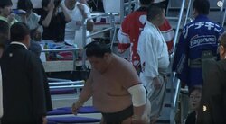 走る、走る、力士が走る 「何があった？」見慣れぬ風景にファン困惑 勝った力士が大慌てで花道を…呼出もたまらず笑顔