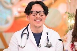 50歳バツ2医師、受付嬢の24歳年下美人妻とクリニック内で何度もキス…ラブラブっぷりに藤井隆も驚き