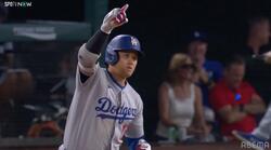 大谷翔平の43号でベンチがテンションMAXに「お辞儀」「ひまわりの種」「デコピン」フルコースのお出迎え