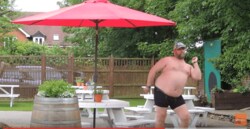 J・ティンバーレイクの曲で踊る、ぽっちゃりオジサンが大人気