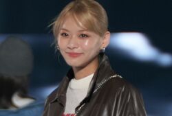 金髪の永瀬莉子、健康的な美脚とセクシーな表情にドキッ！ランウェイで存在感放ち観客を魅了