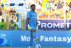 「えぐい！」鈴木彩艶の“超低空高速パス”にファン騒然「うまいなぁ…」「実質ボランチ」元日本代表GKも絶句した瞬間