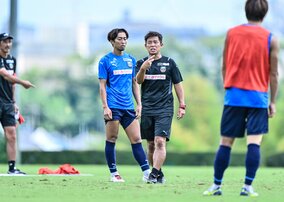「ふくらはぎにしか目がいかない」川崎・鬼木監督が「シュート練習参加」でサポーター大反響！ 広島戦に向けた練習で熱の込もった居残り練習見せる！