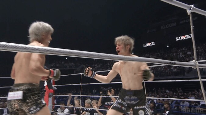 笑顔で打ち合う平本と冨澤