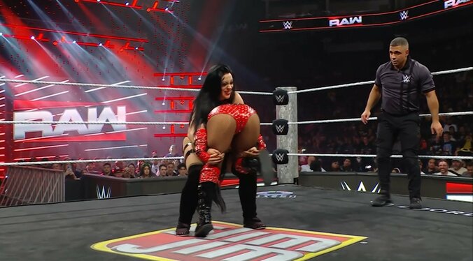 ステファニーの「恥ずかし固め式」落下技を絶叫して回避