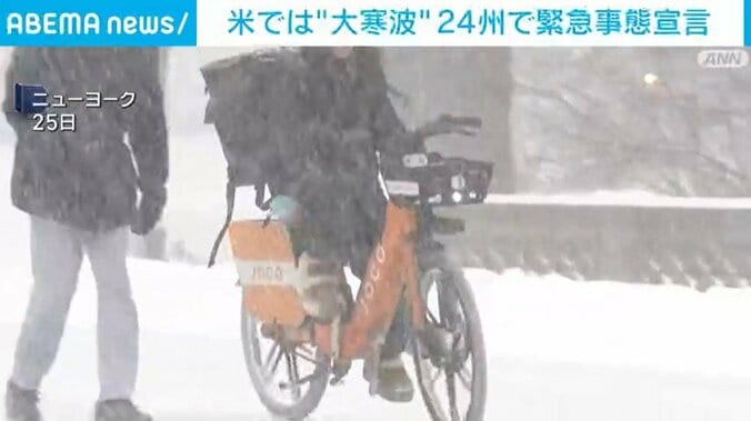 自転車を漕ぐ現地の人
