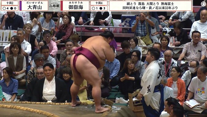 「あ、映ってる」「キレイな人が」親方の背後に“ひょっこり”気品漂う著名人の姿 「めっちゃ気になる」ファンざわめき 4枚目