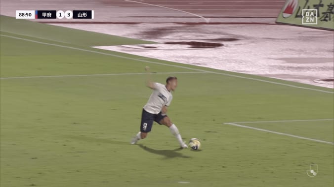 「相手が転んだだけだよね？」“ゴール取り消し”のファウル判定に激昂！「ガチギレも納得」山形FWにファンも同情 5枚目
