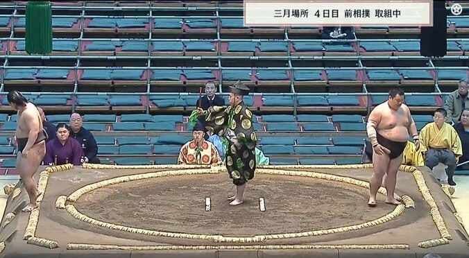 「あら？」「どうした」両力士が“揃って土俵を後にする”ハプニング！ まさかの光景に「反対でしょ」軍配差し替えで行司も力士も戸惑う 3枚目