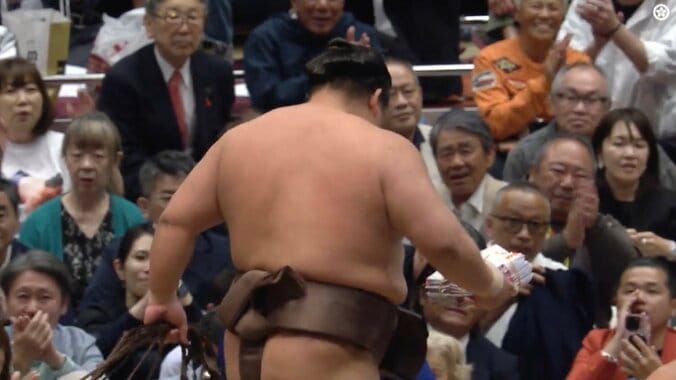 “分厚すぎる懸賞”を持って帰る伯乃富士