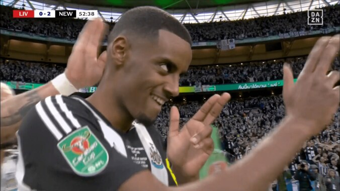 リヴァプール翻弄！“超絶ボレー弾”のニューカッスルFWに称賛続々「振りが速い」「イサクはハーランド級のモンスターに」“70年ぶりの優勝”値千金の一撃に現地ファンも感涙 4枚目