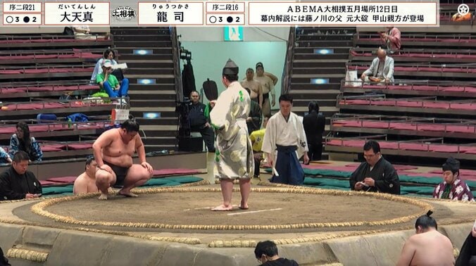 「存在感スゴ」「鎮座してる」大相撲、花道奥に“見覚えのある”巨大フォルムな人物の姿 圧倒的存在感に反響 5枚目