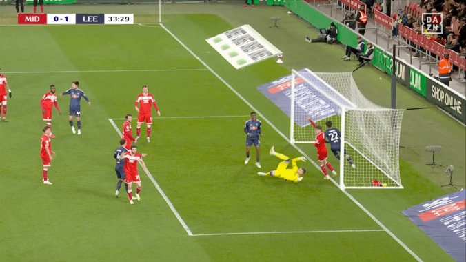 「衝撃の誤審だ！」リーズ田中碧の“幻のゴール”にイングランド騒然「もはや犯罪」「ふざけるな」「うんざりだ…」「どこがオフサイドだ？」“疑惑の判定”にクラブや監督も不満 4枚目