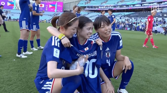 「きゃー！」長谷川唯、“ずぶ濡れ祝福”に絶叫！100キャップ達成で清水梨紗らが大胆に水掛け「自分でかけてるやん笑」【女子アジアカップ】 5枚目