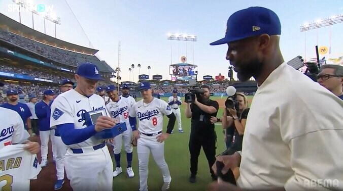 【写真・画像】ド軍主砲が汚名返上！ テオスカー、“微妙すぎる”超好捕→ビデオ検証で本人＆ロバーツ監督も思わず笑顔　1枚目