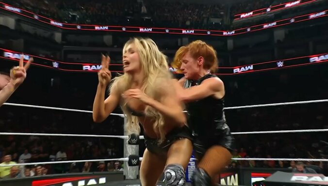 ベッキー・リンチの暴挙に騒然