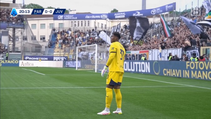 ユヴェントスが混乱！ 鈴木彩艶の“70m超ザイオン砲”に絶賛続々「飛びすぎ上手すぎ」「重くて速いキック」「フィールドプレーヤーよりパワーあるし正確」 2枚目