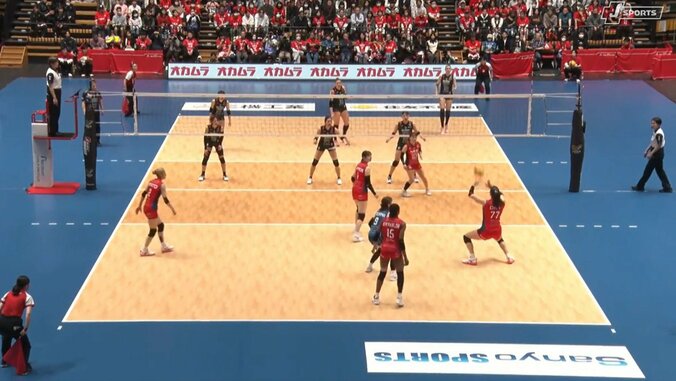 曲がるの？ 落ちるの？ 女子バレーで空振りを誘う幻惑サーブ 「どうしましたか？」珍しい光景に実況も困惑 4枚目