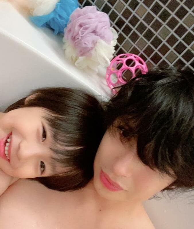  川崎希、夫・アレクと息子の入浴ショットを公開「ダディーにべったり」  1枚目