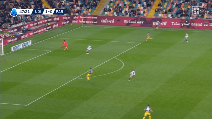 正確無比！ 鈴木彩艶の“極上バックスピンパス”が話題「お見事」「レベルアップしてる」「相手だと絶対に嫌なGK」味方の足下にピタリと届けた瞬間 2枚目