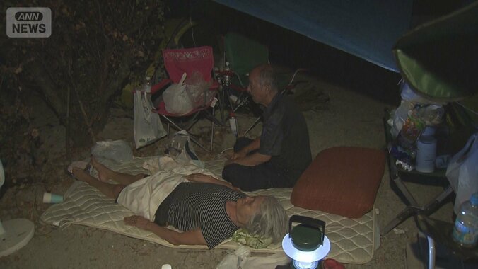 「電気が来ても家の中で何もできない」92歳の母と今夜も屋外で…被災生活4日目 1枚目