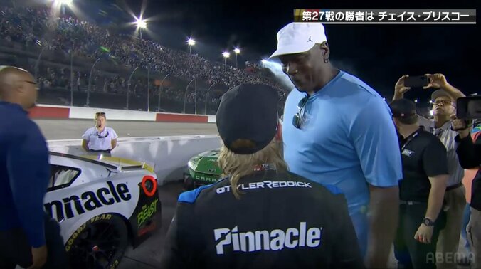 サーキットに現れたマイケル・ジョーダンがデカすぎる！ 62歳の“近影”に「比べるとあまりにも小さな…」人気レーサー讃える姿が話題 3枚目