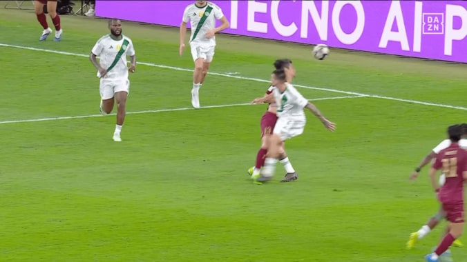 「JリーグだったらPK」神戸MFを襲った“疑惑の接触”に騒然！「中東の笛ではない」「かわしてるのに倒されてるやん」 5枚目