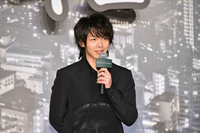 中村倫也、佐藤浩市のクリスマス&誕生日プレゼントに「ラブです」 3枚目