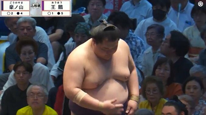 「すごい席ですね」大相撲、著名人が“特等席”で…「今日は一段と若々しく美しい」素敵な“孝行”にファン感嘆 3枚目