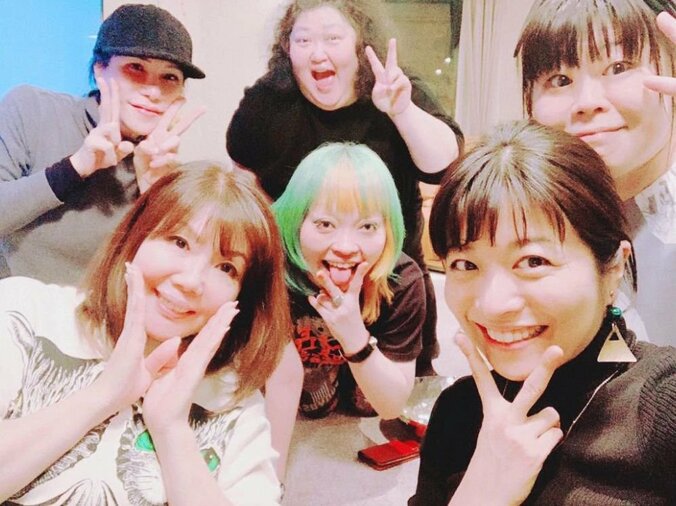 三倉茉奈、小川菜摘の豪華ホームパーティで手料理を堪能「何とも豪華で濃いメンバー」「笑顔いっぱい」の声 1枚目