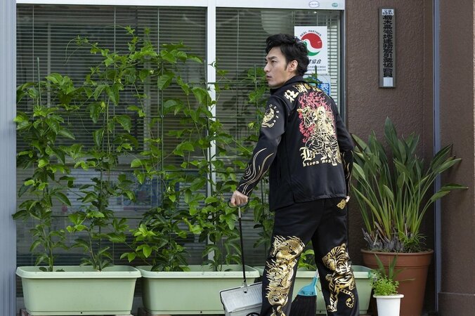 草なぎ剛が新人ヤクザやゾンビに！『台風家族』より新カット到着 3枚目