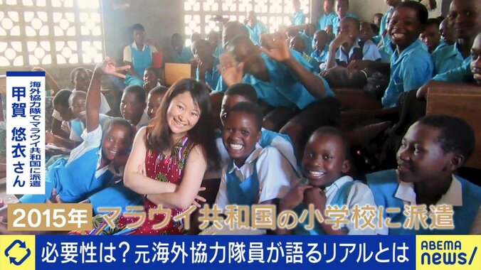 派遣先で笑顔の子どもに囲まれる甲賀悠衣さん