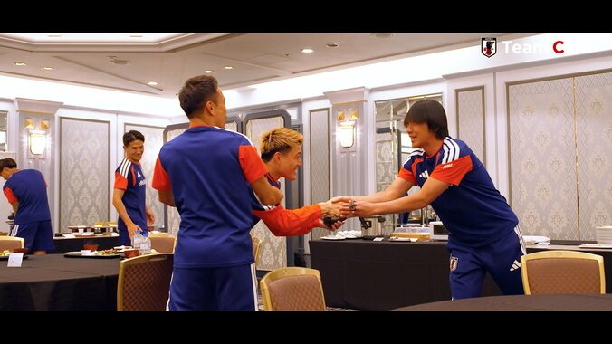 堂安律「さすがに（笑）」“ハグ強制終了”で中村俊輔コーチと握手！逃げられた長友佑都「ちょっと待てよ！（笑）」 3枚目