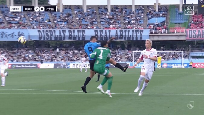 「出血してる…」Jリーグで“肘が顔面直撃”の危険シーン「エリソンも福井も大丈夫か？」「事故とはいえダメ」「目元が切れてる」ファン騒然の瞬間 4枚目