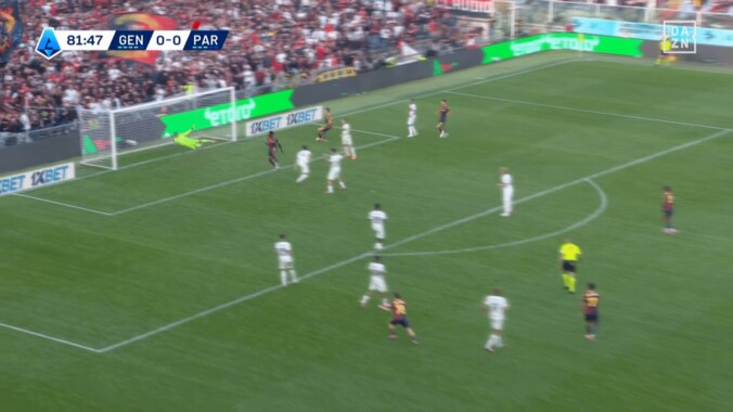 衝撃！鈴木彩艶が“神業セーブ”「ほんとに人間か？」「猫みたいな反射神経」至近距離弾を右手１本で弾いた瞬間「今季最優秀やろ」 4枚目