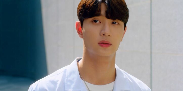 誹謗中傷に苦しむ18歳の国民的トップアイドルが異世界に…ナナ（woo!ah!）、ヒョンソク（CIX）ら出演のラブロマンス「君が落ちた世界」