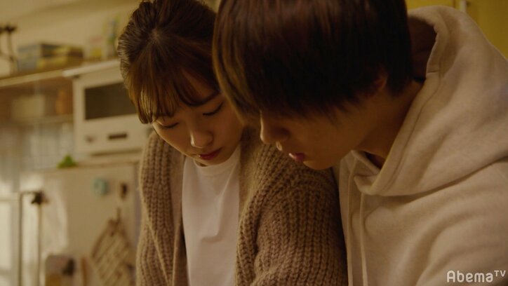 料理をしながらバックハグ！？佐野勇斗&飯豊まりえのイチャイチャに視聴者ほっこり「こんな青春したい」