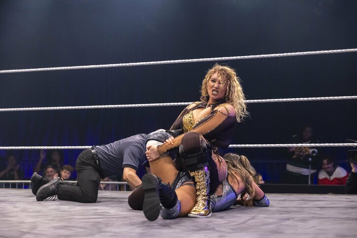 【映像】女子レスラー、圧巻の“180度開脚ギロチン”