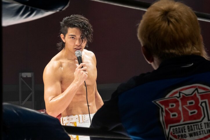 しなやかなロープワークからのドロップキック！THE RAMPAGE武知海青、プロレスラー役を好演