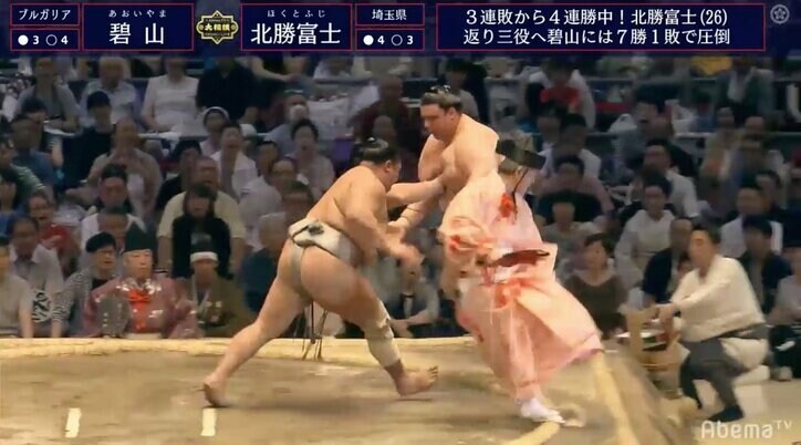 巨体をかわす行司ひらり　54歳・木村晃之助が抜群の身のこなし　視聴者大絶賛「よく避けた！」