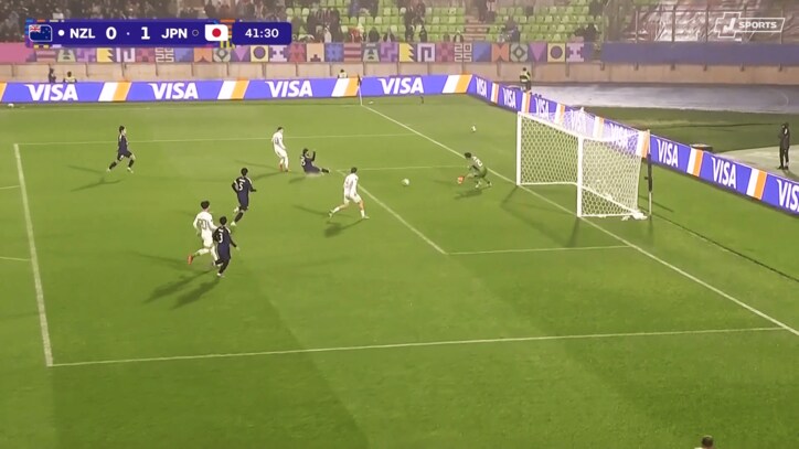 低弾道シュートに反応する荒木