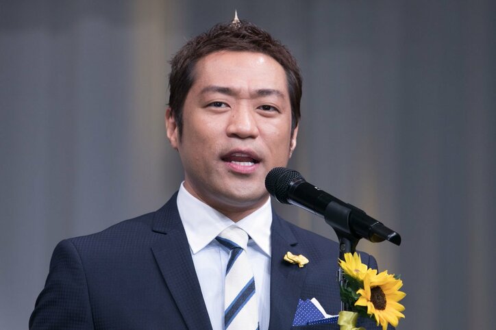 麻央から祝福も!ベスト・ファーザーに選ばれた市川海老蔵、肩車をするデザインのトロフィーに喜び