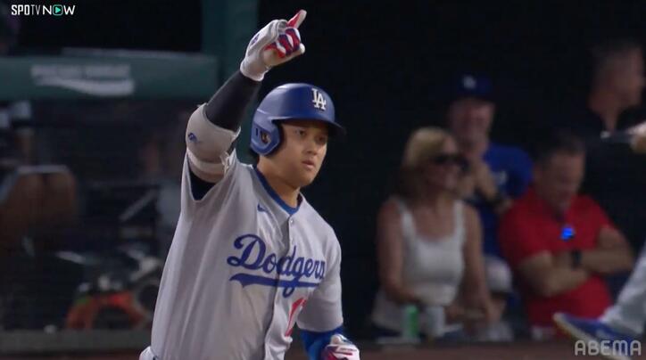 【写真・画像】これは諦める…大谷翔平、184キロ特大弾に相手野手も“確信” 被弾した瞬間にお見送りモード　1枚目