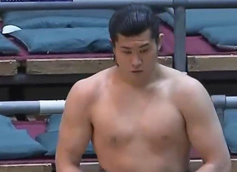 「力士というよりモデル」「何、このイケメン」18歳力士の立派な体躯に驚きの声 見事な切り返しで全勝死守